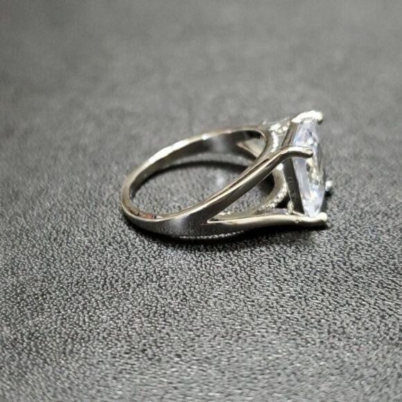 ***Final Sale*** Silver tone large rhinestone ring 6-1/4 to 6-1/2 - Picture 4 of 9